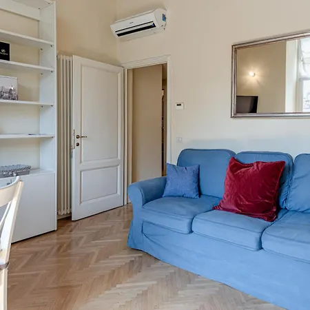 Flora - Sweet Dreams In Apartment
