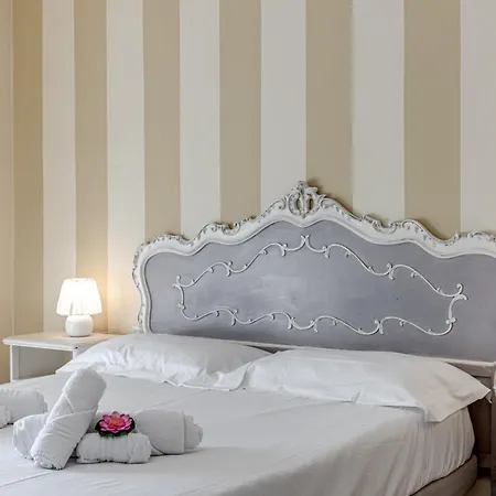 Flora - Sweet Dreams In Apartment