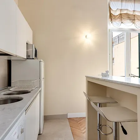 Flora - Sweet Dreams In Apartment Florence